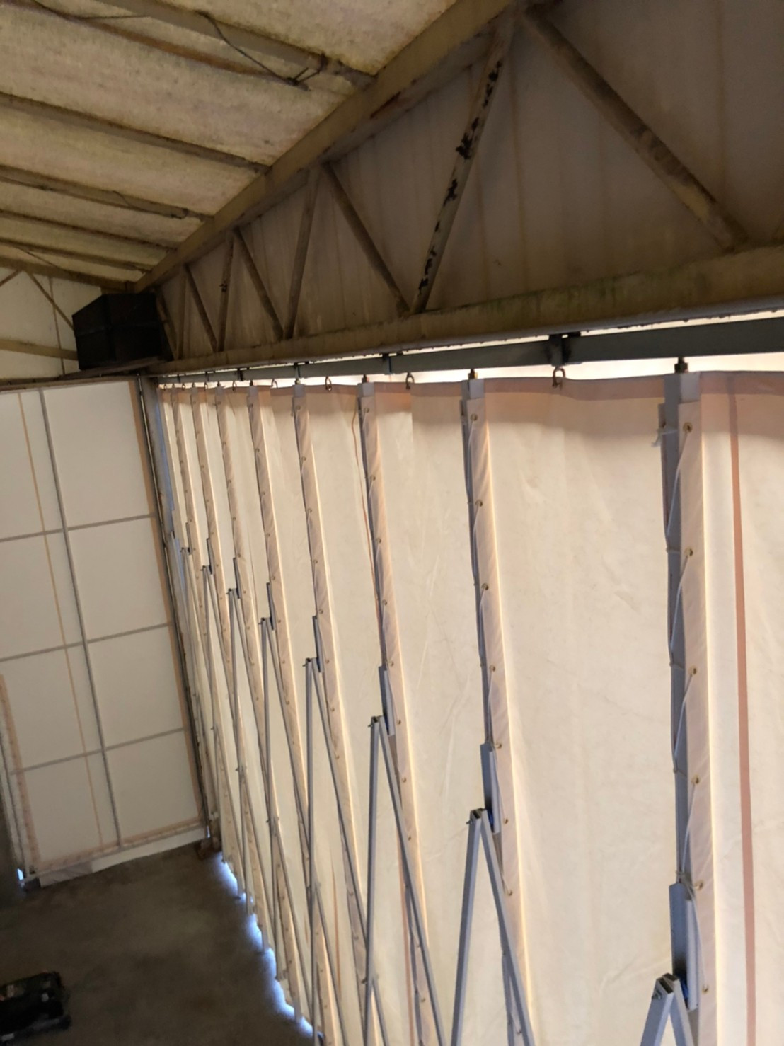 大阪のテント倉庫のドアカーテンの設置工事をしました。【大阪・株式会社創基】