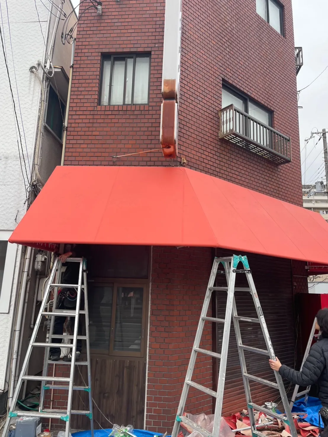 大阪市内で軒先のテントの張替を施工致しました。